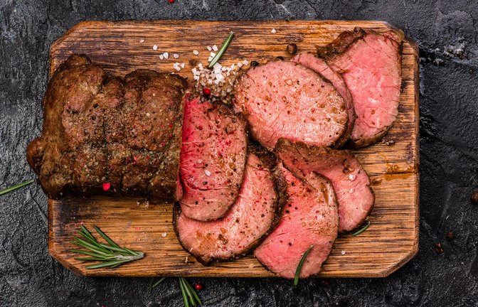 Erfahren Sie, wie man Roastbeef wieder aufwärmen kann und es zart & saftig bleibt.<span class='image-autor'>Foto: Tanya Sid / Shutterstock.com</span>
