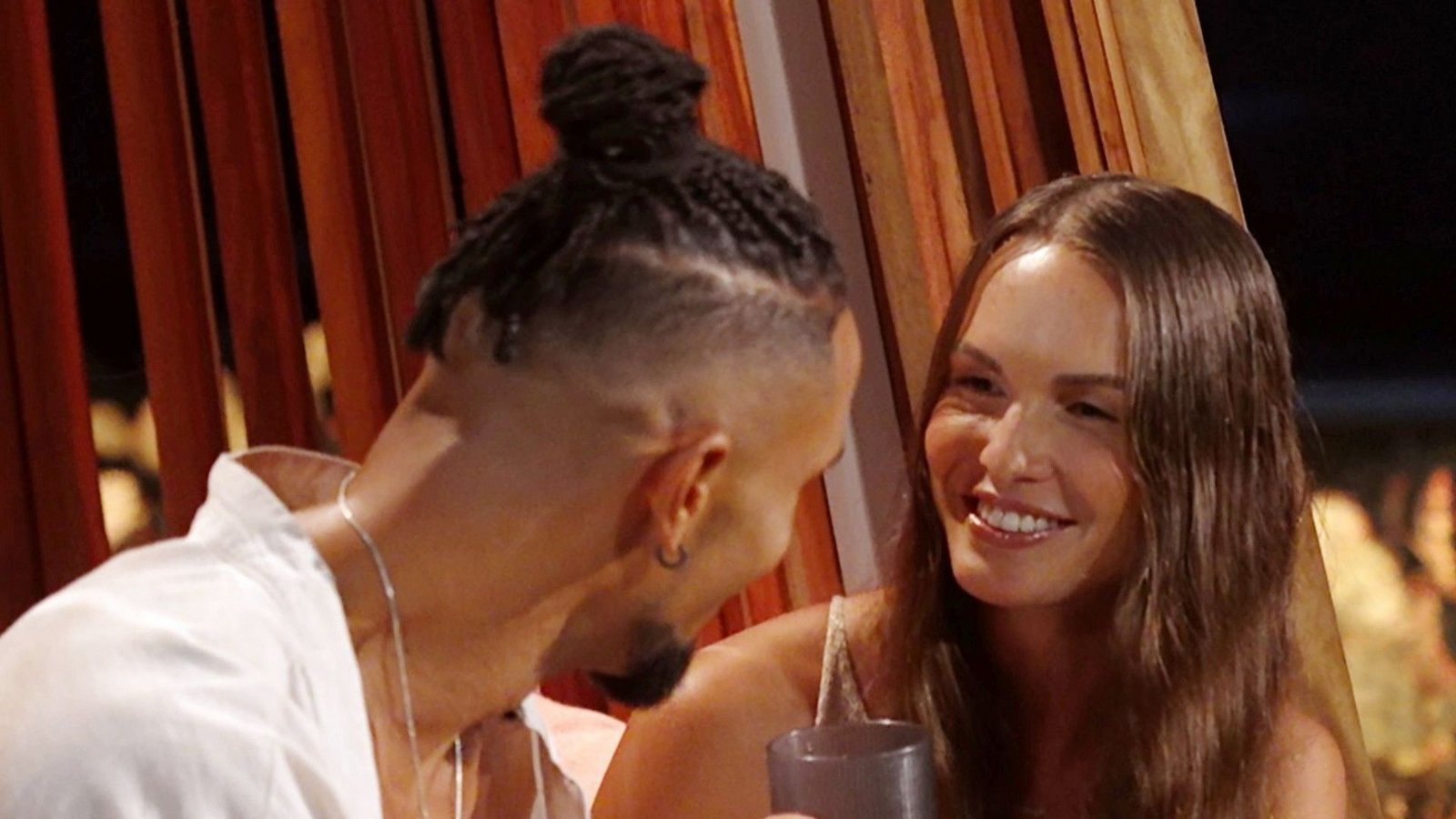 Lisa will wissen, ob zwischen ihr und David seit dem Kuss noch alles in Ordnung ist.Foto: RTL