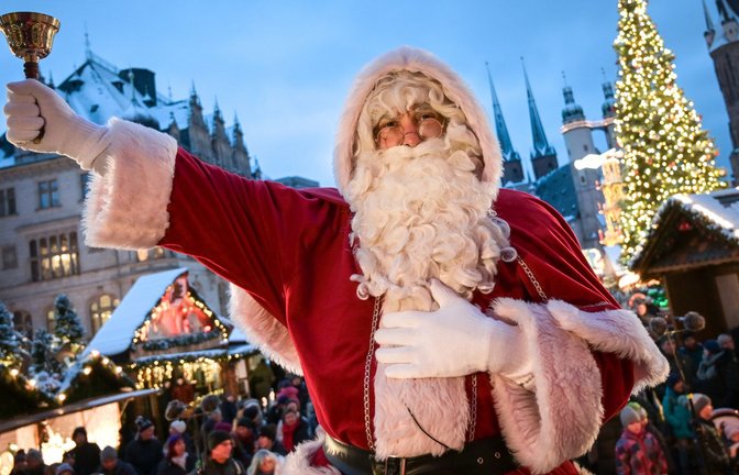 So kennen die deutschen den Weihnachtsmann: mit langem Bart und rotem Gewand.<span class='image-autor'>Foto: Heiko Rebsch/dpa/Heiko Rebsch</span>