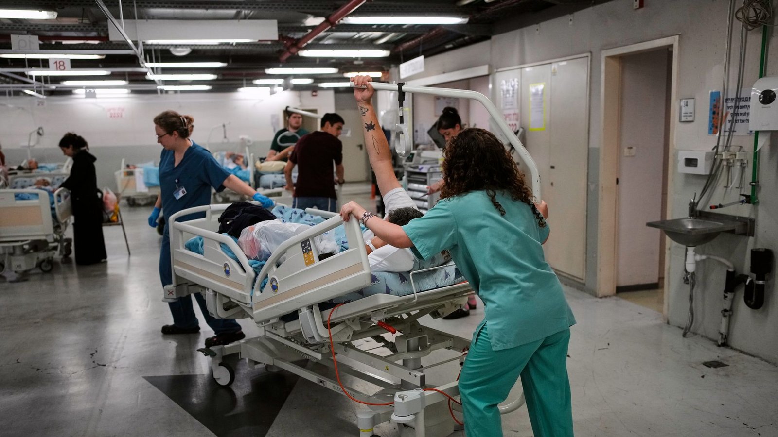 Patienten in Israel werden nach einem iranischen Raketenangriff in eine geschützte unterirdische Einrichtung gebracht.Foto: Ohad Zwigenberg/AP/dpa