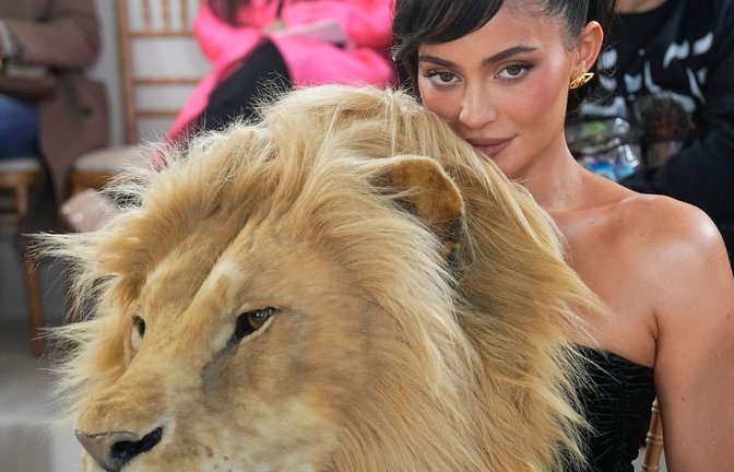 Kylie Jenner hinter einem täuschend echt aussehenden Löwenkopf.<span class='image-autor'>Foto: Michel Euler/AP/dpa</span>
