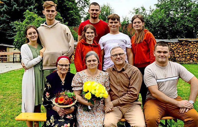 Liliya Klassen (vorne 2. von links) mit ihrem Mann, ihrer Mutter und ihren Kindern<span class='image-autor'>Foto: privat</span>
