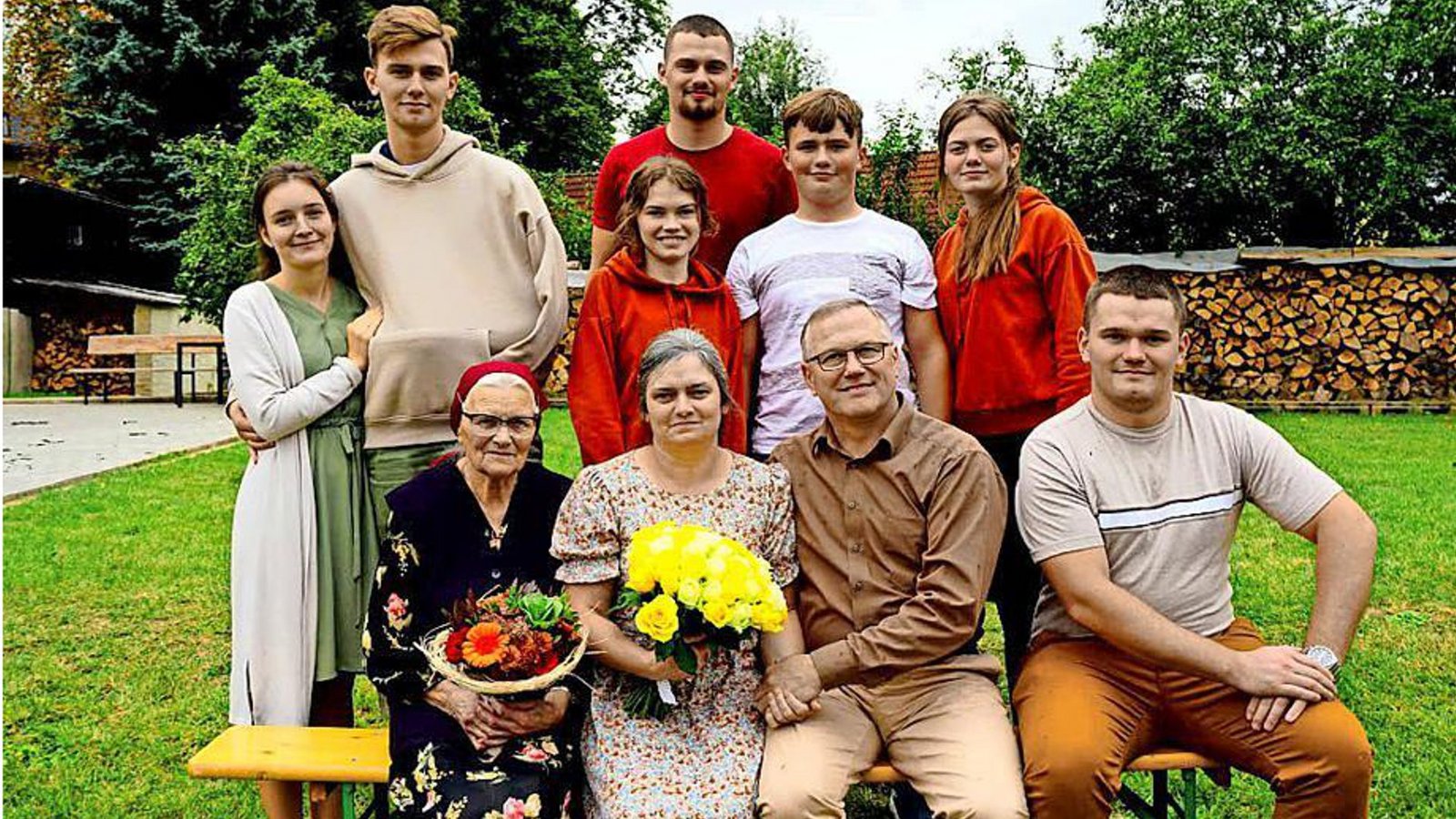 Liliya Klassen (vorne 2. von links) mit ihrem Mann, ihrer Mutter und ihren KindernFoto: privat Liliya Klassen (vorne 2. von links) mit ihrem Mann, ihrer Mutter und ihren KindernFoto: privat