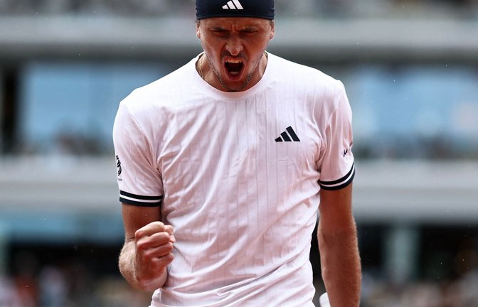 Zverev jubelt über einen Punktgewinn.<span class='image-autor'>Foto: Anne-Christine Poujoulat/AFP/dpa</span>