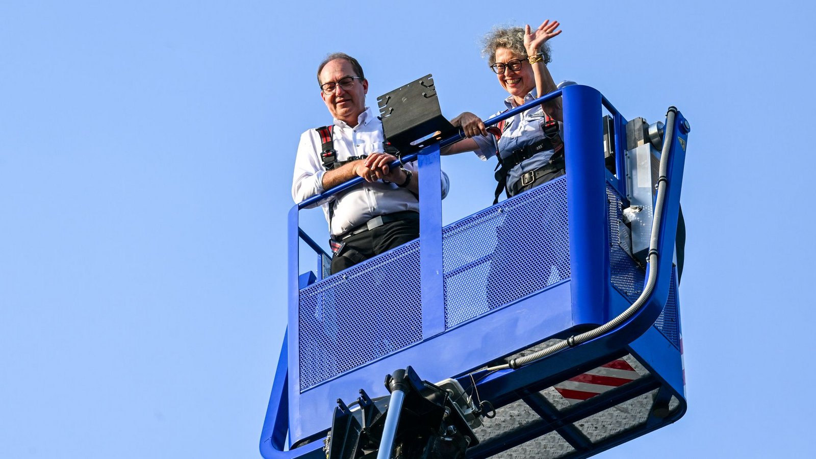 Im vergangenen Sommer ließ sich Bundesinnenminister Alexander Dobrindt (CSU) in Quedlinburg unter anderem zeigen, wie Ehrenamtliche des THW mit schwerem Gerät bei der Bergung von Menschen aus eingestürzten Gebäuden helfen können. (Archivbild)Foto: Hendrik Schmidt/dpa Im vergangenen Sommer ließ sich Bundesinnenminister Alexander Dobrindt (CSU) in Quedlinburg unter anderem zeigen, wie Ehrenamtliche des THW mit schwerem Gerät bei der Bergung von Menschen aus eingestürzten Gebäuden helfen können. (Archivbild)Foto: Hendrik Schmidt/dpa