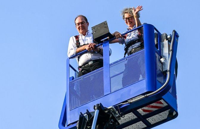 Im vergangenen Sommer ließ sich Bundesinnenminister Alexander Dobrindt (CSU) in Quedlinburg unter anderem zeigen, wie Ehrenamtliche des THW mit schwerem Gerät bei der Bergung von Menschen aus eingestürzten Gebäuden helfen können. (Archivbild)<span class='image-autor'>Foto: Hendrik Schmidt/dpa</span>
