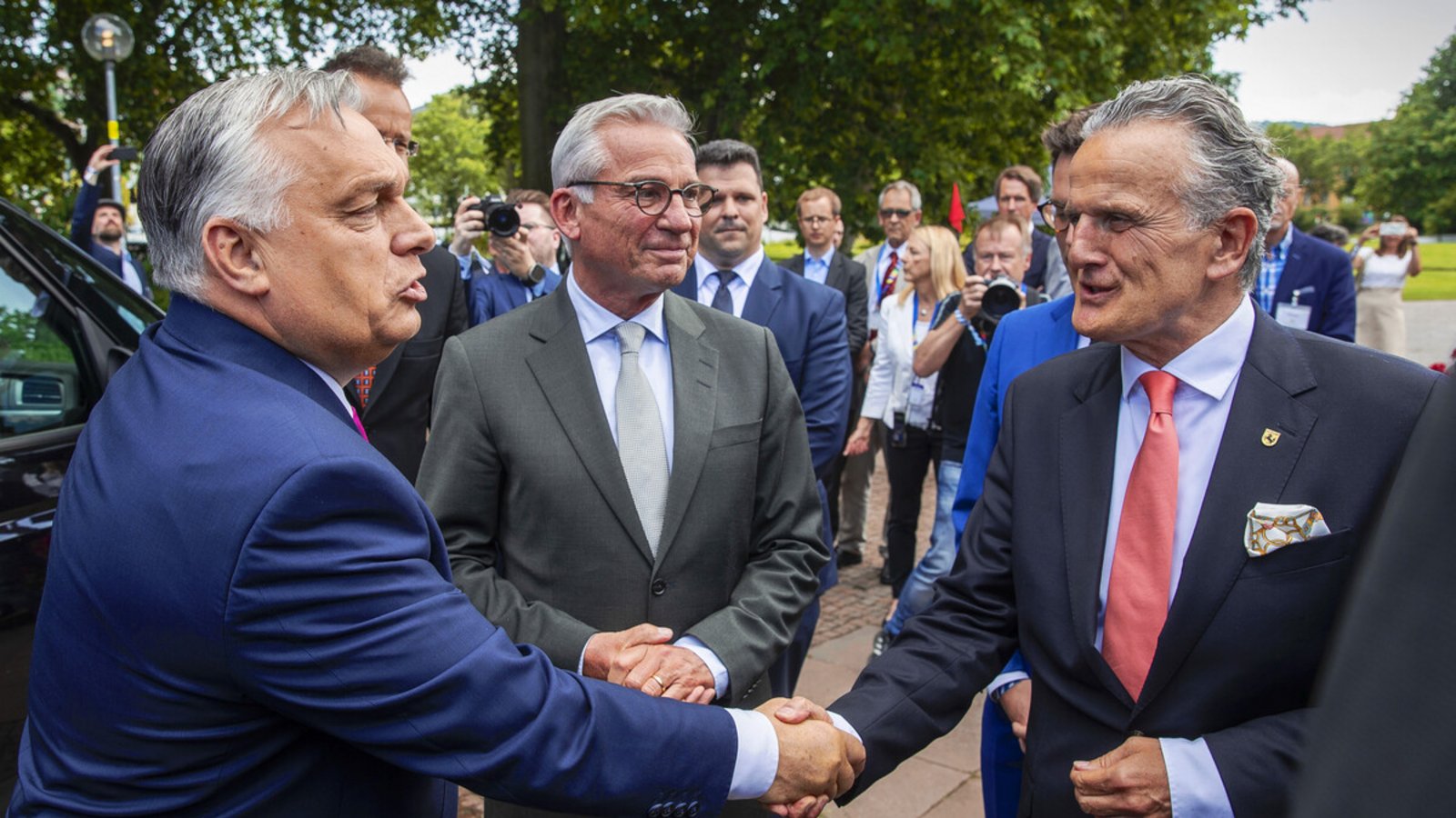 Viktor Orbán, Baden Württembergs Innenminister Thomas Strobl und Stuttgarts Oberbürgermeister Frank Nopper (von links)Foto: Lichtgut//
Leif Piechowski Viktor Orbán, Baden Württembergs Innenminister Thomas Strobl und Stuttgarts Oberbürgermeister Frank Nopper (von links)Foto: Lichtgut//
Leif Piechowski