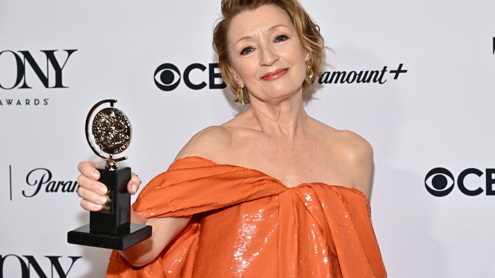 Lesley Manville ging als eine der Favoritinnen ins Rennen - und heimste den Preis als beste Hauptdarstellerin in einem Theaterstück ein.Foto: Evan Agostini/Invision/AP/dpa Lesley Manville ging als eine der Favoritinnen ins Rennen - und heimste den Preis als beste Hauptdarstellerin in einem Theaterstück ein.Foto: Evan Agostini/Invision/AP/dpa