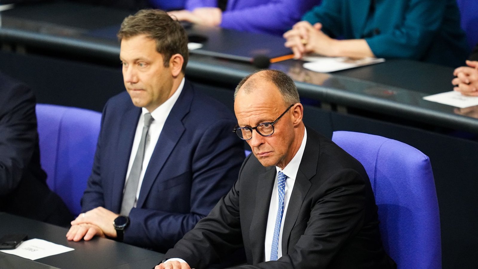Finanzminister Lars Klingbeil und Kanzler Friedrich Merz sind durch die Debatte über die Stromsteuer in Schwierigkeiten geraten.Foto: Michael Kappeler/dpa