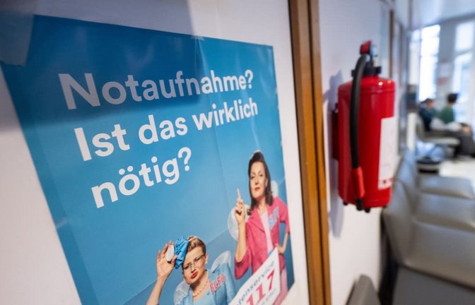 Kliniken bestätigen: Viele Patienten sind in der Notaufnahme falsch. Ein Plakat weist im Wartebereich der Interdisziplinären Notaufnahme (INA) des Klinikums Stuttgart auf die Notdienst-Telefonnummer 116117 hin, wohin sich Patienten wenden könnten.<span class='image-autor'>Marijan Murat/dpa</span>