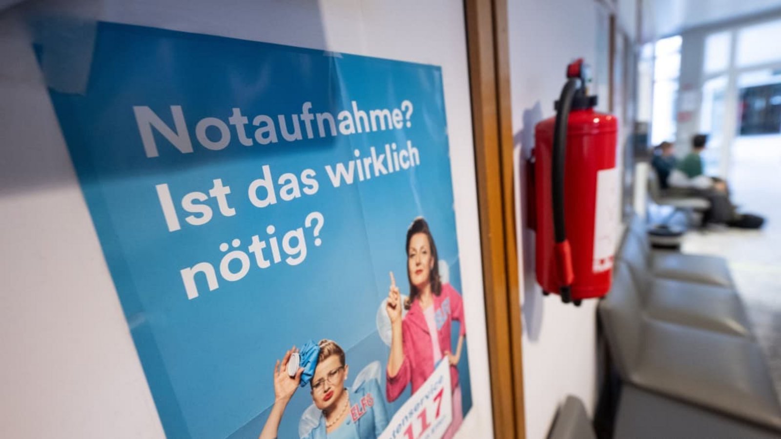 Kliniken bestätigen: Viele Patienten sind in der Notaufnahme falsch. Ein Plakat weist im Wartebereich der Interdisziplinären Notaufnahme (INA) des Klinikums Stuttgart auf die Notdienst-Telefonnummer 116117 hin, wohin sich Patienten wenden könnten.Marijan Murat/dpa Kliniken bestätigen: Viele Patienten sind in der Notaufnahme falsch. Ein Plakat weist im Wartebereich der Interdisziplinären Notaufnahme (INA) des Klinikums Stuttgart auf die Notdienst-Telefonnummer 116117 hin, wohin sich Patienten wenden könnten.Marijan Murat/dpa
