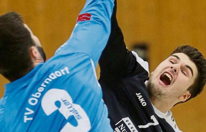 Vollen Einsatz zeigt Schlagmann Max Gayer (rechts) seit Beginn der Hallensaison für die Faustballer des TV Stammheim. Jetzt steigt der ehemalige Vaihinger zunächst einmal ab. Foto: Baumann