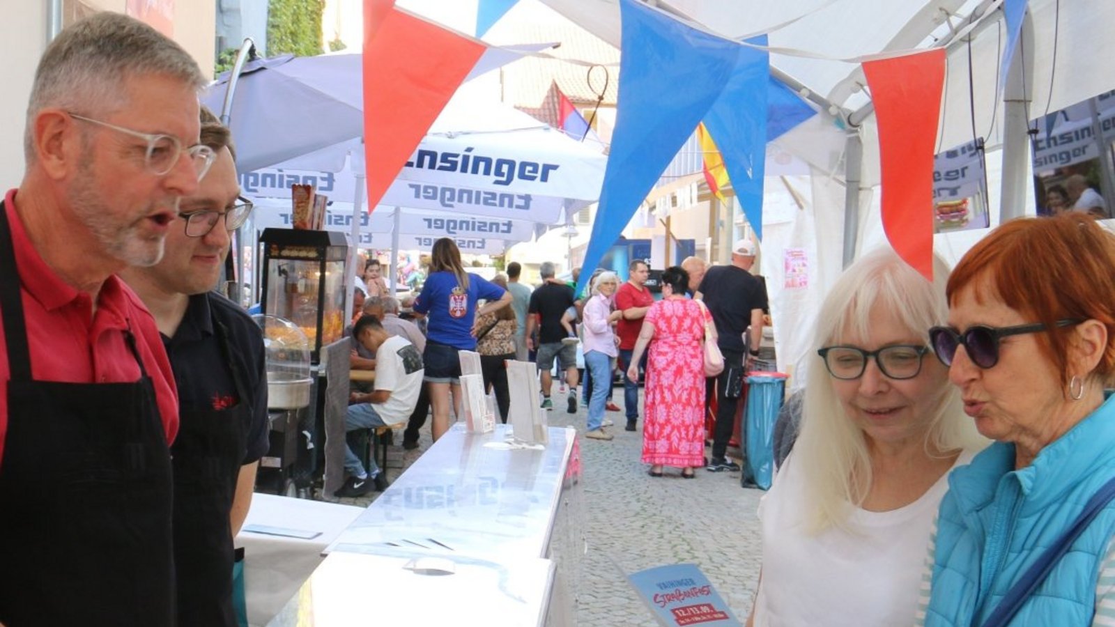 Straßenfest-Impressionen: Beim MVV sind Waffeln und Maultaschen im Angebot und gehen reichlich über die Theke. Fotos Rieger (12) Straßenfest-Impressionen: Beim MVV sind Waffeln und Maultaschen im Angebot und gehen reichlich über die Theke. Fotos Rieger (12)