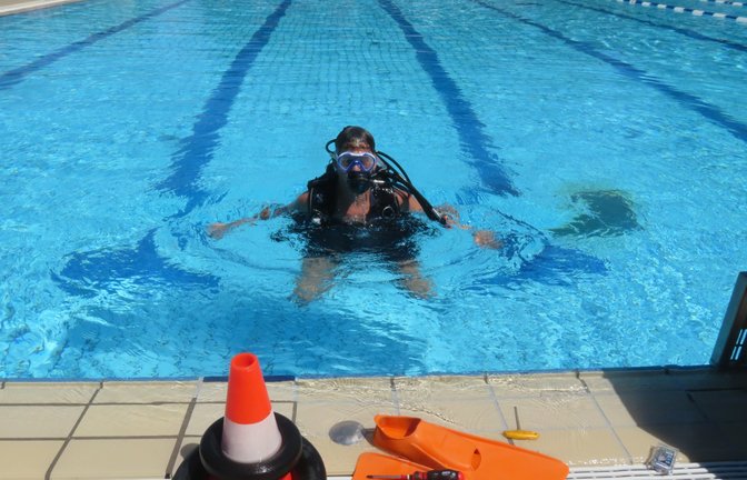 Taucheinsatz im Vaihinger Freibad: Betriebsleiter Luan Gashi muss nach einer Düse schauen.  <span class='image-autor'>Foto: Arning</span>