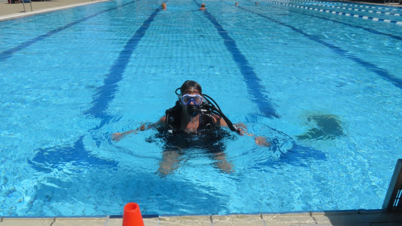 Taucheinsatz im Vaihinger Freibad: Betriebsleiter Luan Gashi muss nach einer Düse schauen. Foto: Arning Taucheinsatz im Vaihinger Freibad: Betriebsleiter Luan Gashi muss nach einer Düse schauen. Foto: Arning