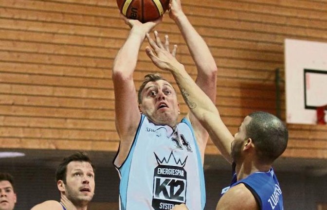 Mit 44 Jahren greift Alexander Renner (Mitte) noch einmal für die BSG Vaihingen/Sachsenheim in der Landesliga an. Foto: Nachreiner