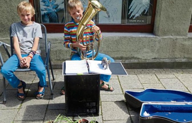 Gewusst wie: Baritonhorn-Spieler Lukas und sein Bruder Samuel aus Ensingen bessern ihr Taschengeld in der Vaihinger Fußgängerzone auf.  Foto: Rücker