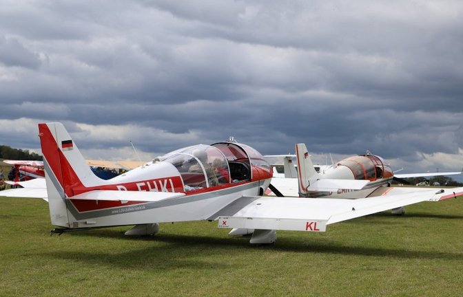 Ein Flugzeug vom Typ Robin DR 400 am Boden.