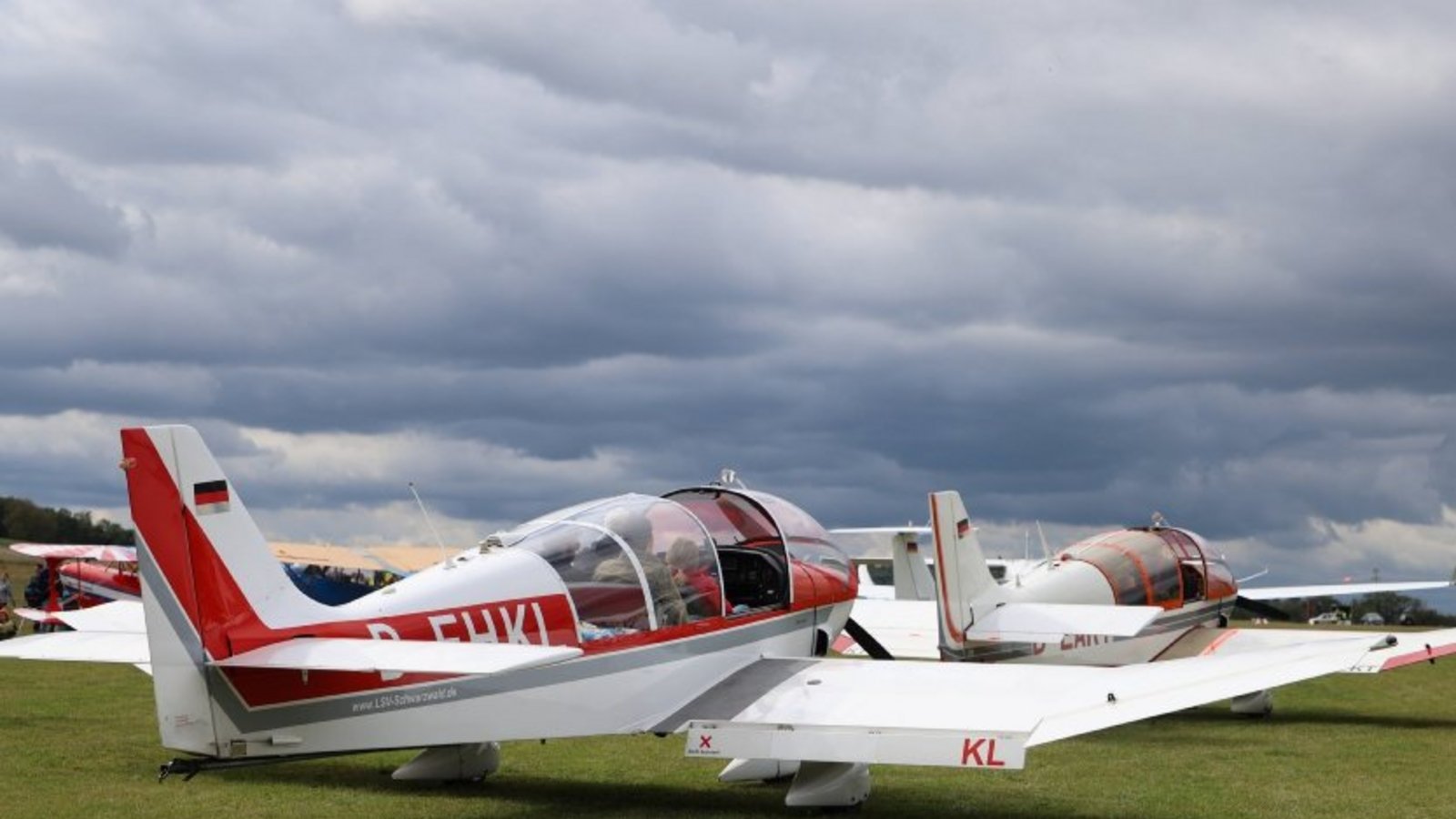 Ein Flugzeug vom Typ Robin DR 400 am Boden.
