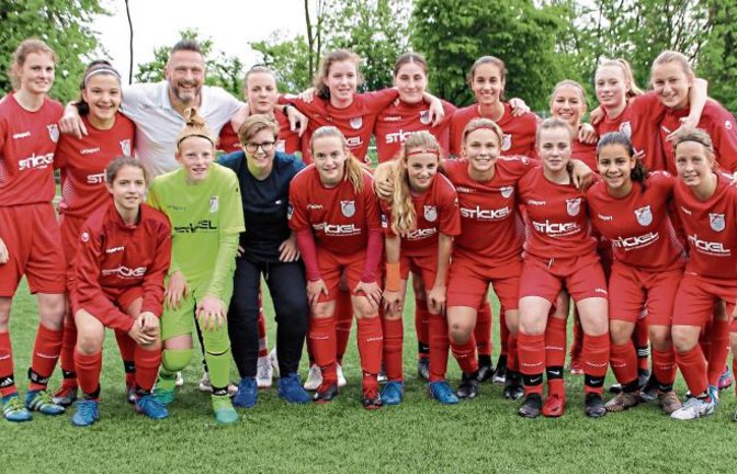 Trainer Marco Bärschneider (hinten Dritter von links) hat die B-Juniorinnen des FV Löchgau zu einer Einheit geformt, die flexibel mehrere Systeme umsetzen kann. Foto: privat