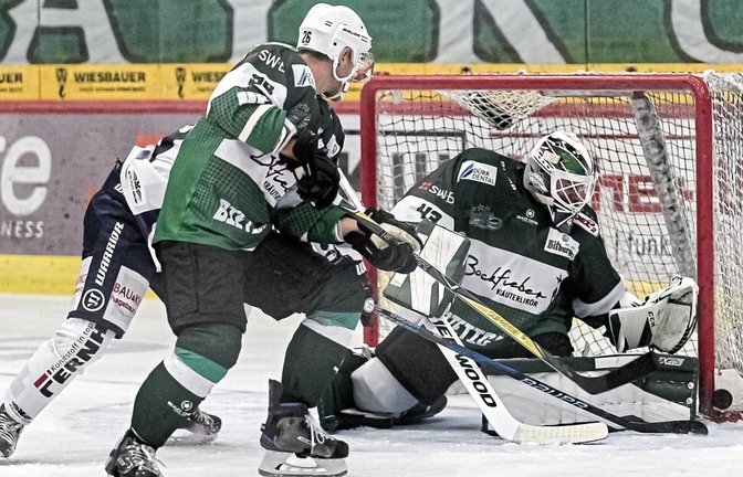Der neue Goalie der Steelers, Ilya Sharipov (rechts), hat sich gegen Iserlohn als starker Rückhalt präsentiert. Foto: Simecek
