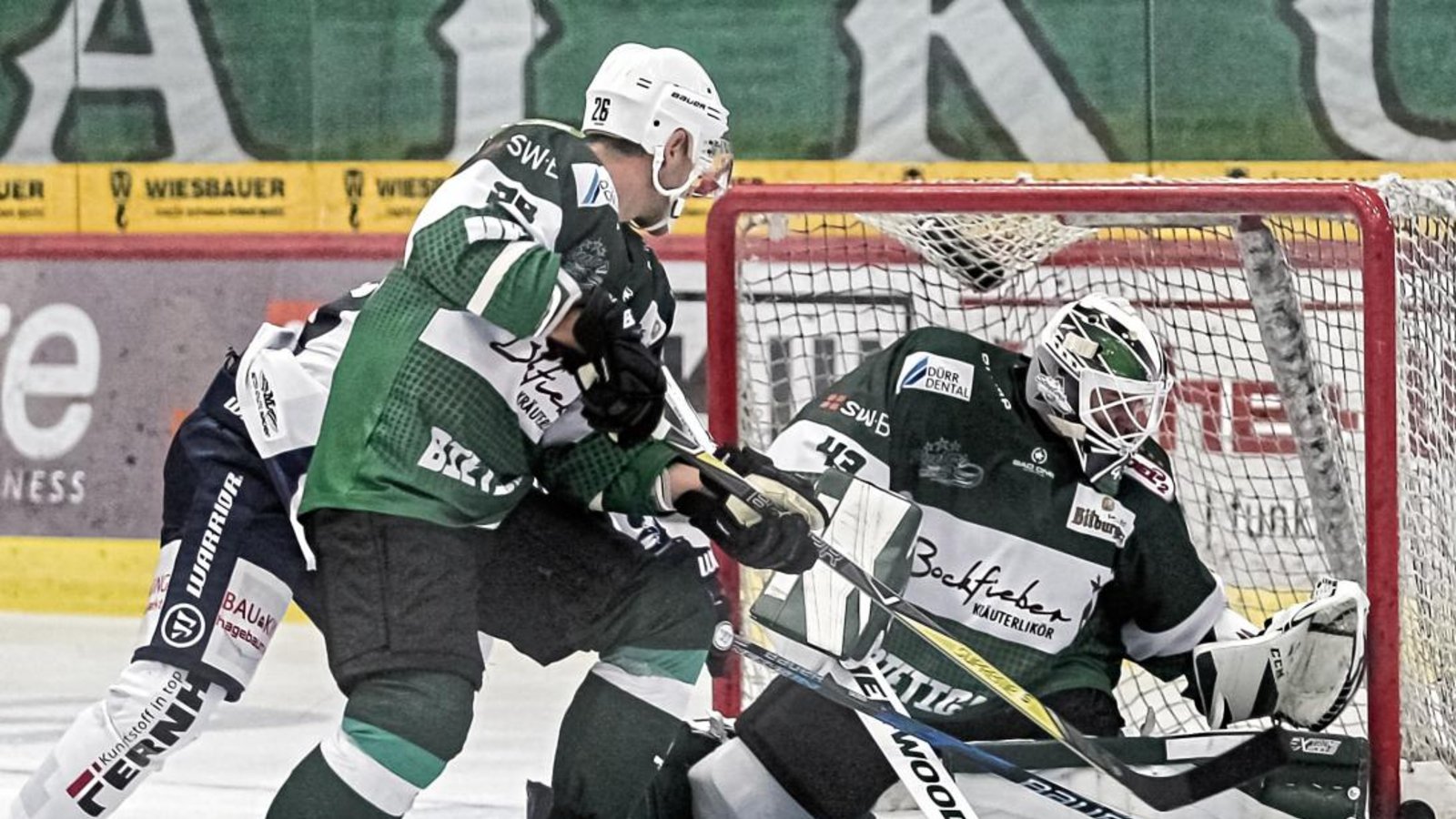 Der neue Goalie der Steelers, Ilya Sharipov (rechts), hat sich gegen Iserlohn als starker Rückhalt präsentiert. Foto: Simecek