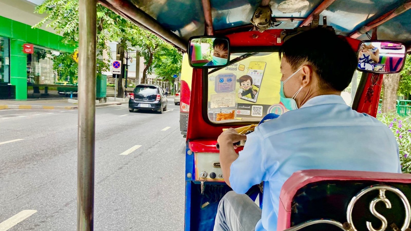 Eine Fahrt durch Bangkok mit dem warmen Fahrtwind im Haar ist eine beliebte Touristenattraktion.Carola Frentzen/dpa Eine Fahrt durch Bangkok mit dem warmen Fahrtwind im Haar ist eine beliebte Touristenattraktion.Carola Frentzen/dpa