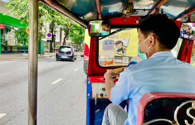 Eine Fahrt durch Bangkok mit dem warmen Fahrtwind im Haar ist eine beliebte Touristenattraktion.<span class='image-autor'>Carola Frentzen/dpa</span>