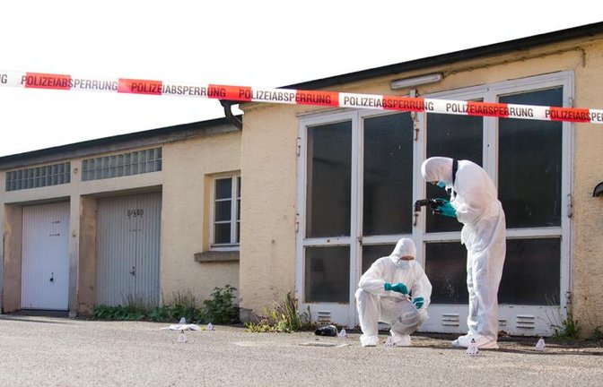 Vor Ort wird von den Beamten alles genau untersucht und dokumentiert. <span class='image-autor'>Foto: Polizeipräsidium Ludwigsburg</span>