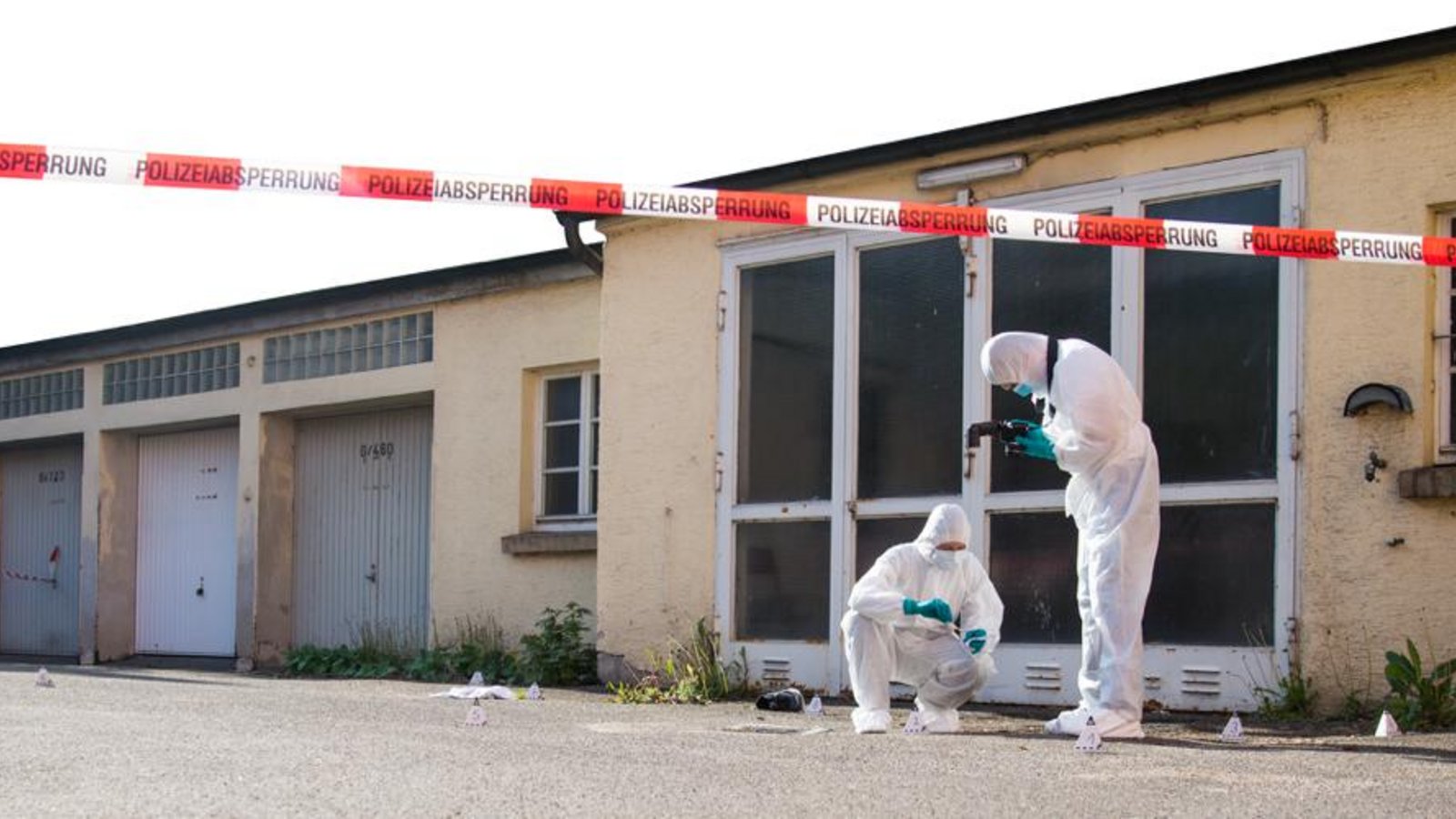 Vor Ort wird von den Beamten alles genau untersucht und dokumentiert. Foto: Polizeipräsidium Ludwigsburg