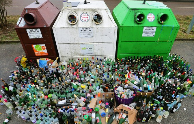 So wie vor diesen Glascontainern gestern im Enzkreis sollte es nicht aussehen. Wenn die heimische Box fürs Altglas nicht ausreichend groß ist, sollten wenigstens die entsprechenden Container an zentraler Stelle dementsprechend oft geleert werden. Foto: Küppers<span class='image-autor'>Foto: Küppers</span>