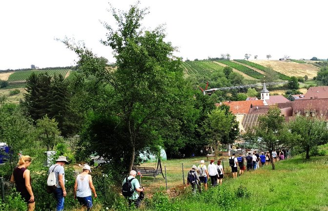 Schon ist die Freudensteiner Galluskirche in Sicht. Dort findet das erste Kurzkonzert statt.