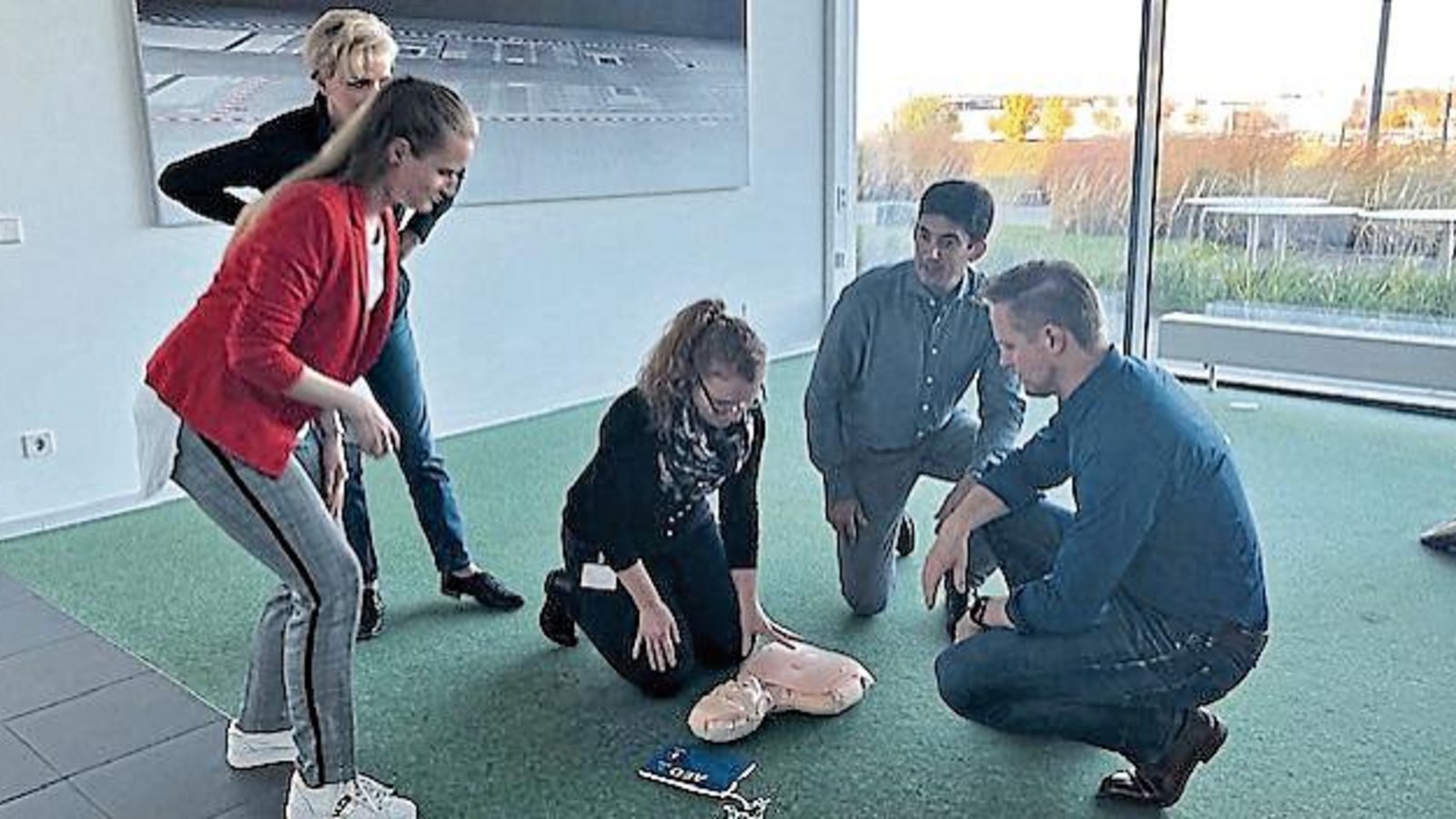 Ärzte der RKH Kliniken schulten Mitarbeiter von Porsche am Standort Bietigheim-Bissingen in der Laien-Reanimation. Foto: RKH Ärzte der RKH Kliniken schulten Mitarbeiter von Porsche am Standort Bietigheim-Bissingen in der Laien-Reanimation. Foto: RKH