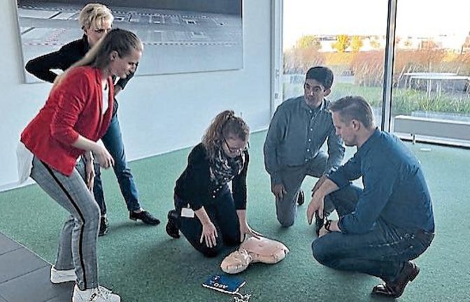 Ärzte der RKH Kliniken schulten Mitarbeiter von Porsche am Standort Bietigheim-Bissingen in der Laien-Reanimation.  Foto: RKH