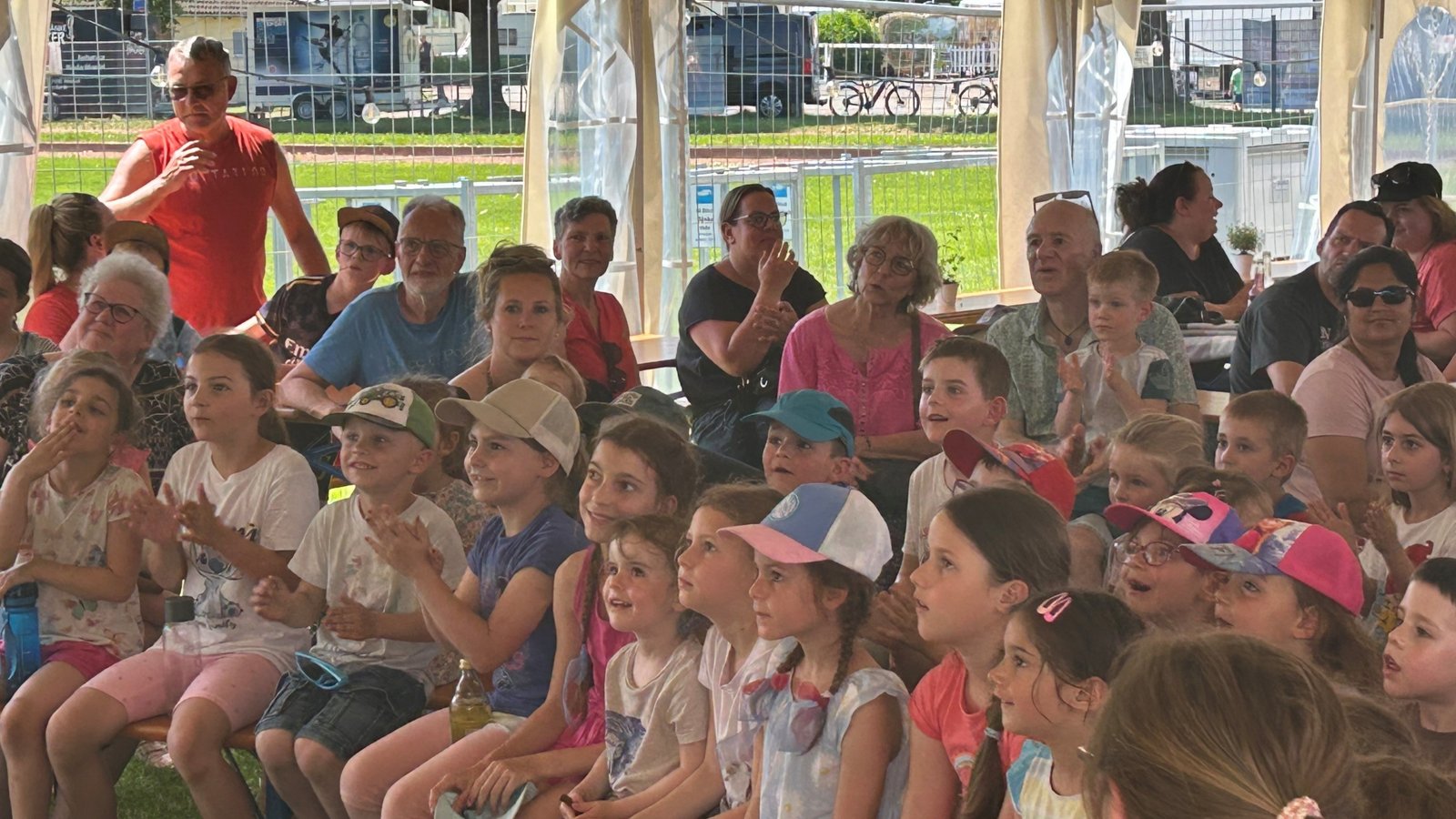 Hinab in die Unterwasserwelt: Die Kinder lauschen dem Abenteuer der kleinen Meerjungfrau, das das Theater Dimbeldu auf die Bühne bringt. Foto: Mross