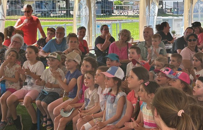 Hinab in die Unterwasserwelt: Die Kinder lauschen dem Abenteuer der kleinen Meerjungfrau, das das Theater Dimbeldu auf die Bühne bringt. <span class='image-autor'>Foto: Mross</span>