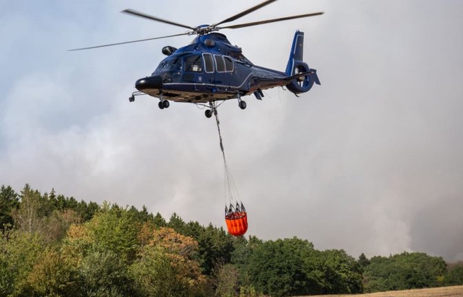 Beim Waldbrand im Hürtgenwald sind Hubschrauber der Bundespolizei, Landespolizei und der Bundeswehr im Einsatz.<span class='image-autor'>Harald Tittel/dpa</span>