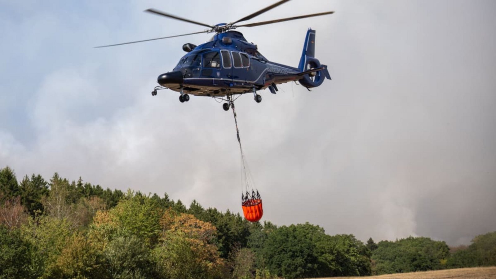 Beim Waldbrand im Hürtgenwald sind Hubschrauber der Bundespolizei, Landespolizei und der Bundeswehr im Einsatz.Harald Tittel/dpa Beim Waldbrand im Hürtgenwald sind Hubschrauber der Bundespolizei, Landespolizei und der Bundeswehr im Einsatz.Harald Tittel/dpa