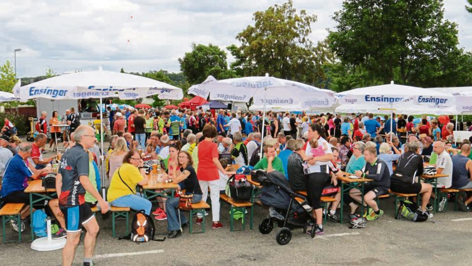 Von den knapp 900 Tour-Teilnehmern lassen sich die meisten noch bei der Hocketse vom TSV Oberriexingen verwöhnen.  Fotos: Rücker