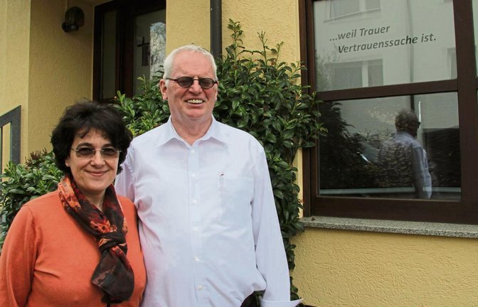 Angela und Reinhard Kohnen übernehmen viele Aufgaben, mit denen Hinterbliebene alleine oft überfordert wären.  Foto: Banholzer