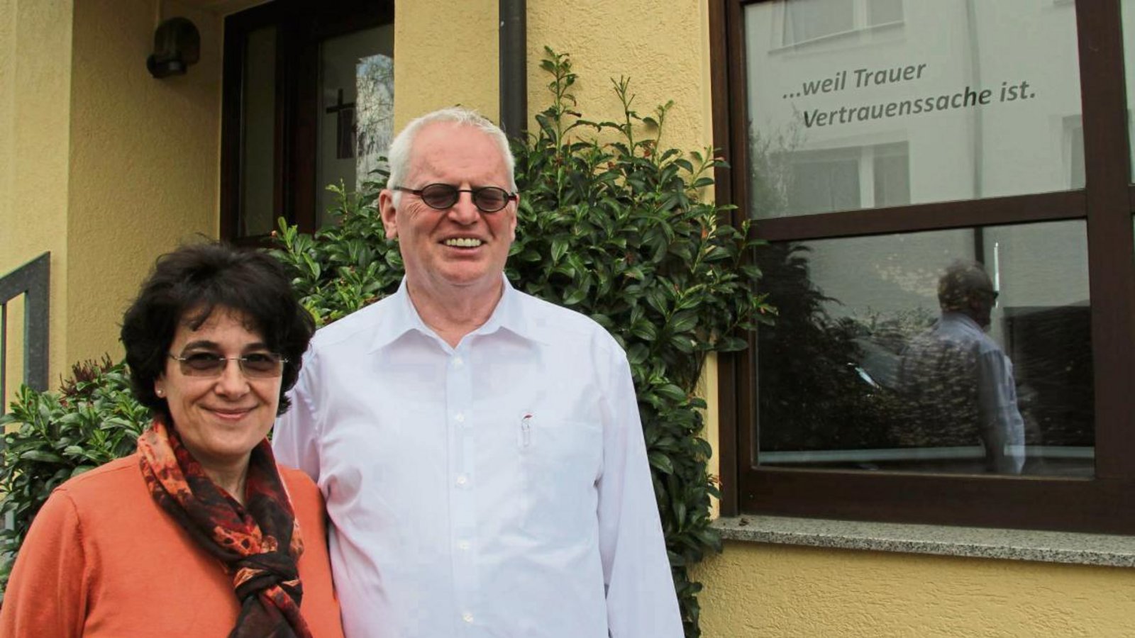 Angela und Reinhard Kohnen übernehmen viele Aufgaben, mit denen Hinterbliebene alleine oft überfordert wären. Foto: Banholzer Angela und Reinhard Kohnen übernehmen viele Aufgaben, mit denen Hinterbliebene alleine oft überfordert wären. Foto: Banholzer