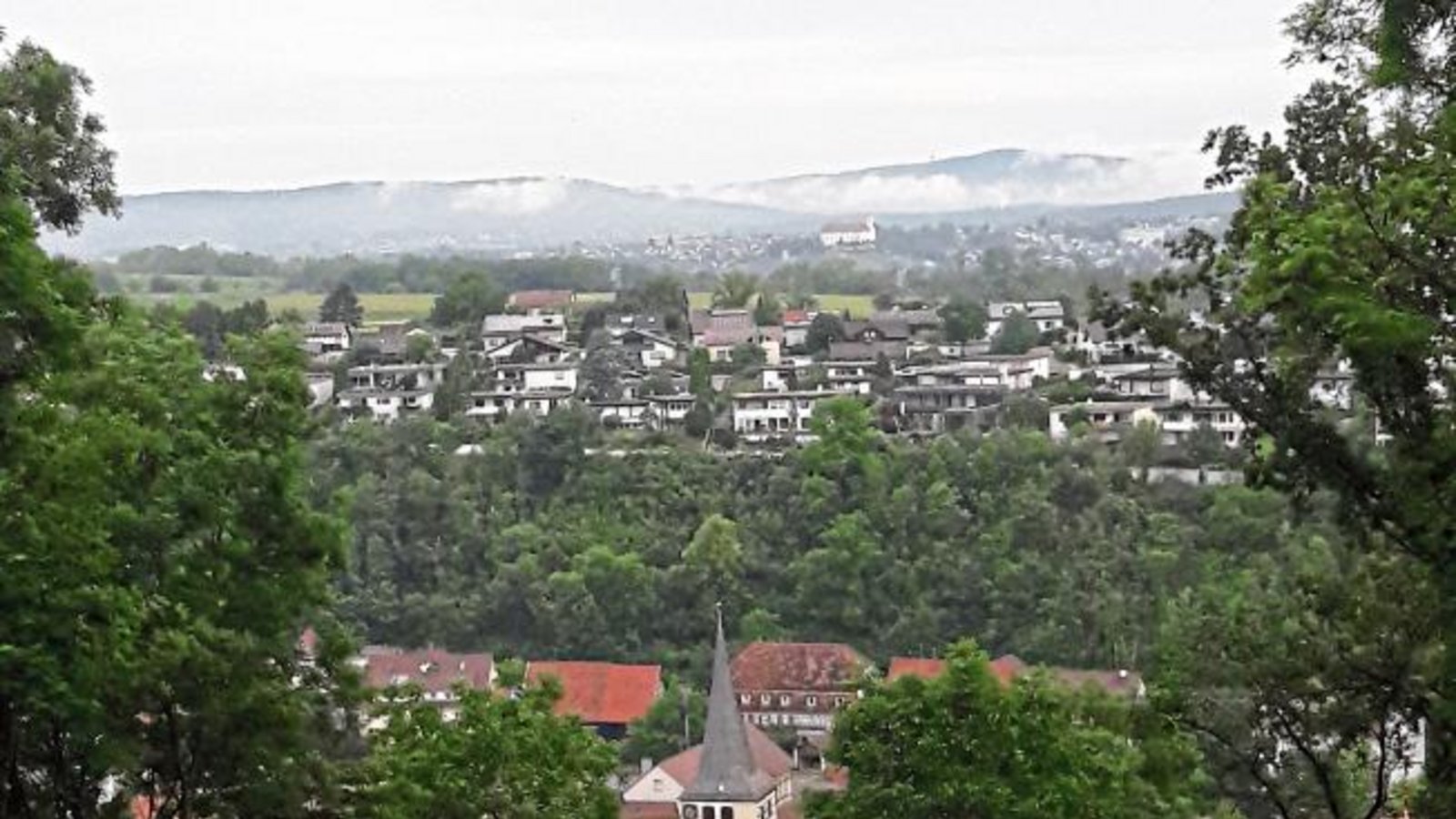 Schöner Ausblick von Aurich auf Vaihingen, Esels- und Baiselsberg.  Foto: Rücker