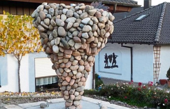 Keine Frage: Hier wohnt eine Wengerter-Familie. Steintraube beim Horrheimer Weingut Faigle.  Foto: Arning