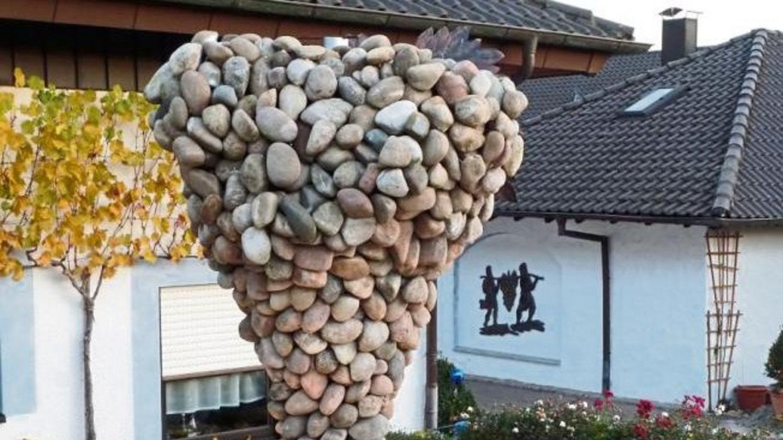 Keine Frage: Hier wohnt eine Wengerter-Familie. Steintraube beim Horrheimer Weingut Faigle.  Foto: Arning