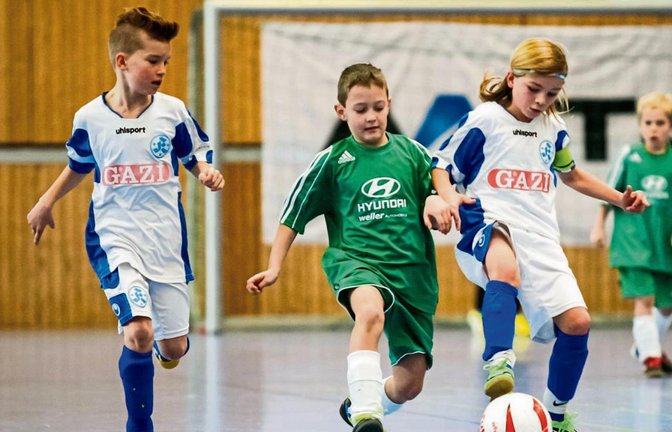 Keine Angst vor großer Fußballgeschichte: Sersheims Ben Borchert (Mitte) im Spiel gegen die Stuttgarter Kickers Foto: Simecek