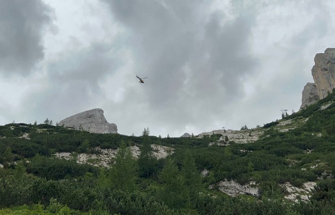 Ein Hubschrauber der Bergrettung fliegt über ein Gebiet in Südtirol. (Symbolfoto)<span class='image-autor'>Manuel Schwarz/dpa</span>
