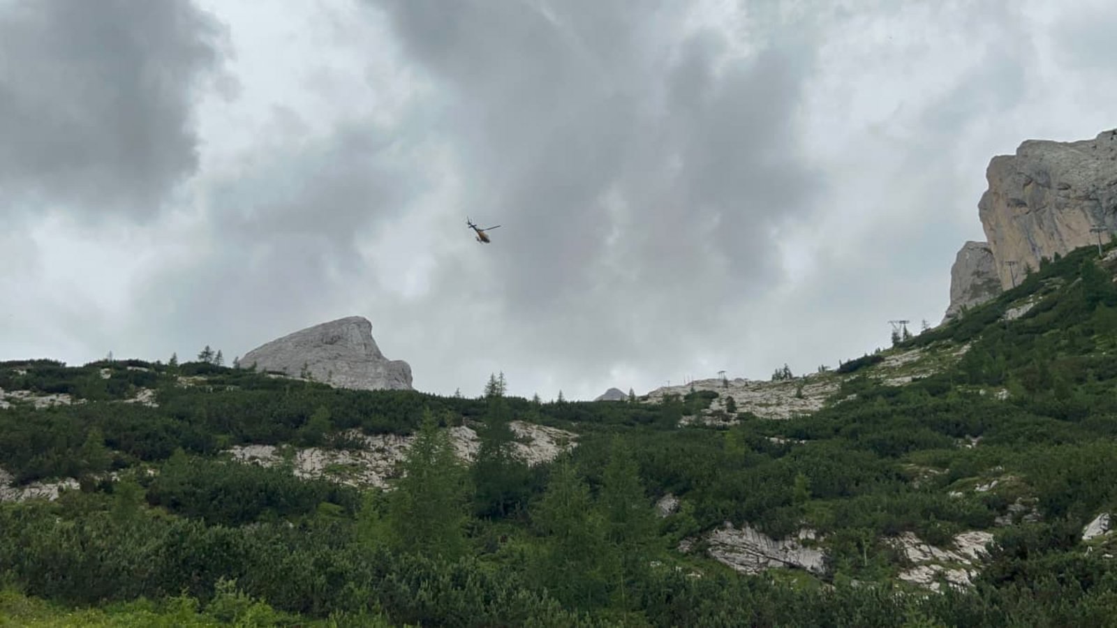 Ein Hubschrauber der Bergrettung fliegt über ein Gebiet in Südtirol. (Symbolfoto)Manuel Schwarz/dpa