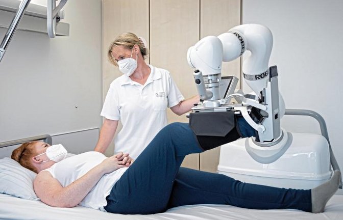 Physiotherapeutin Melanie kümmert sich mit Unterstützung von Roboter-Therapeut Robert um eine Patientin.  Foto: RKH