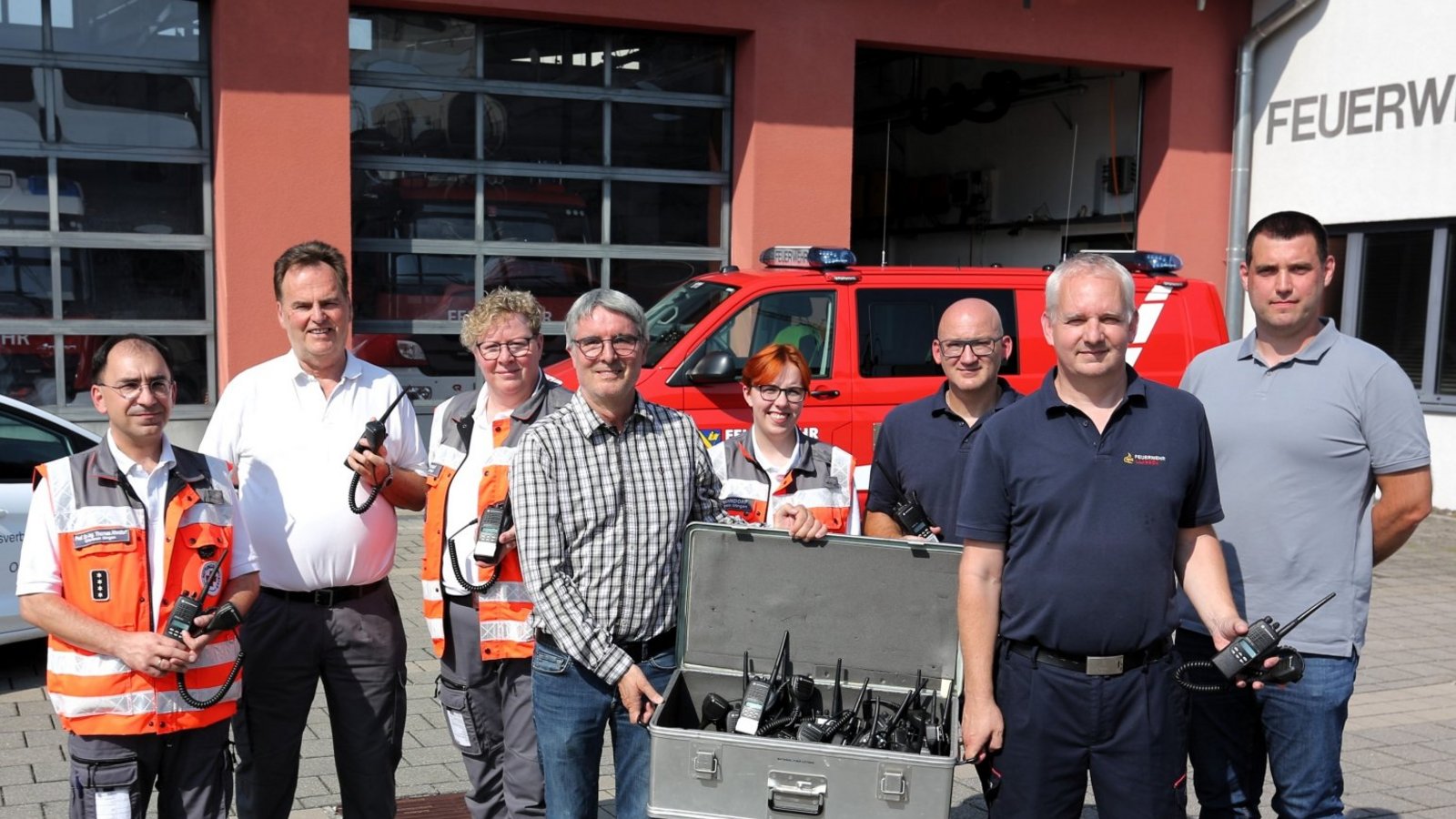 Übergabe der Funkgeräte in Illingen (von links): Thomas Ahndorf, Rolf Schopf, Birgit Ahndorf, Armin Pioch, Lea Ahndorf, Karsten Sailer, Martin Beller und Michael Bethäuser. Foto: Küppers