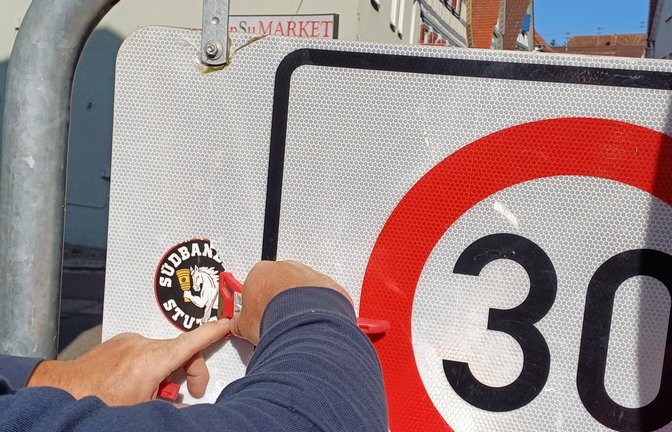 „Liadriger Uffbebbr“, schimpft der Bauhofmitarbeiter, der in Vaihingen einen Aufkleber von einem Verkehrsschild entfernt. Verkehrsschilder vollzukleben ist eine Ordnungswidrigkeit, auch die reflektierende Schicht kann beschädigt werden. Seit der VfB so gut spiele, hätte die Sache mit den Bebbern deutlich zugenommen.  <span class='image-autor'>Foto: Rücker</span>